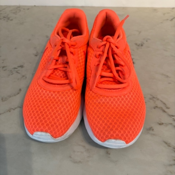 Nike Tanjun Women’s Running Shoe Size 8 Orange - Picture 4 of 9